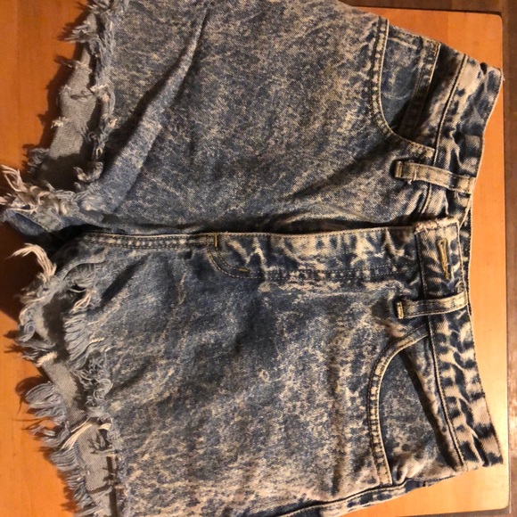 GUESS - Picture 2 of 2